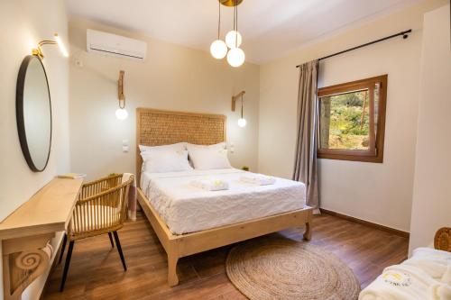 Postel nebo postele na pokoji v ubytování Lithos Luxury Pool Villa