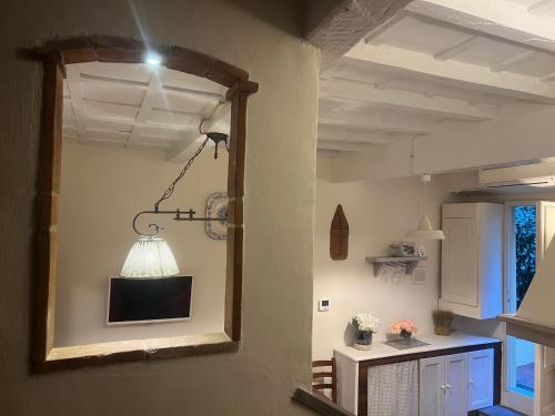 einen Spiegel an der Wand einer Küche mit Licht in der Unterkunft Belvedere Suite Florence in Florenz
