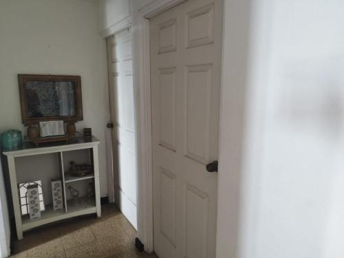 a white door in a room with a table at Cuarto por la via españa, con aire in Panama City