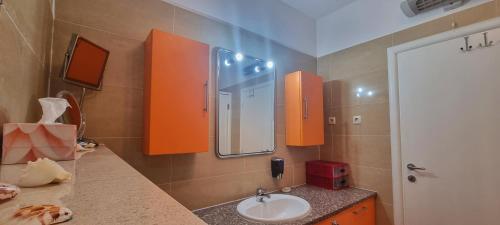 y baño con lavabo y espejo. en Apartment Zana, en Novalja
