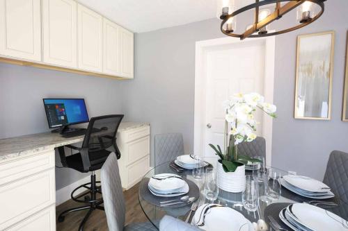 Una televisión o centro de entretenimiento en Serenity Retreat PoolSpa BBQ WorkSpace WiFi 3Bdrm