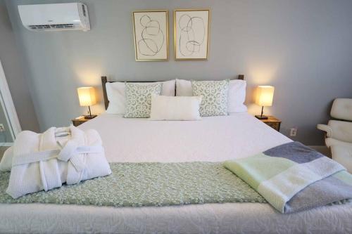 Postel nebo postele na pokoji v ubytování Serenity Retreat Pool/Spa BBQ WorkSpace WiFi 3Bdrm