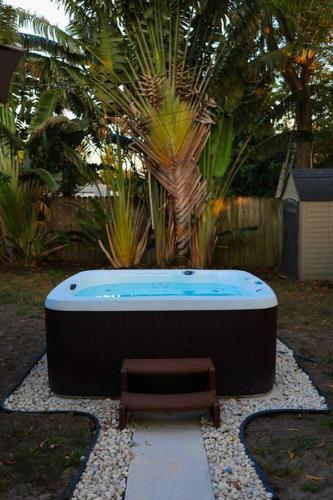 Imagen de la galería de Serenity Retreat PoolSpa BBQ WorkSpace WiFi 3Bdrm, en Palm Beach Gardens