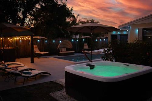 Piscina en o cerca de Serenity Retreat PoolSpa BBQ WorkSpace WiFi 3Bdrm