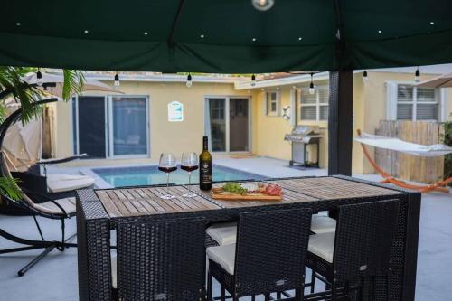 Imagen de la galería de Serenity Retreat PoolSpa BBQ WorkSpace WiFi 3Bdrm, en Palm Beach Gardens