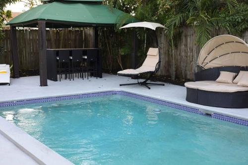 Piscina en o cerca de Serenity Retreat PoolSpa BBQ WorkSpace WiFi 3Bdrm
