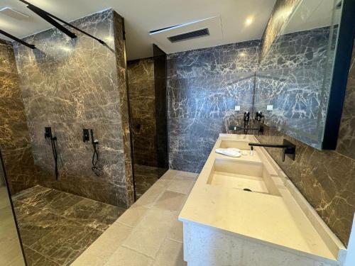 un bagno con lavandino e doccia di Al Capri Suite Isola di Capri a Capri