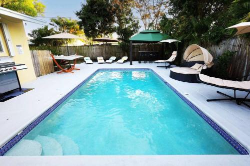 Piscina en o cerca de Serenity Retreat PoolSpa BBQ WorkSpace WiFi 3Bdrm