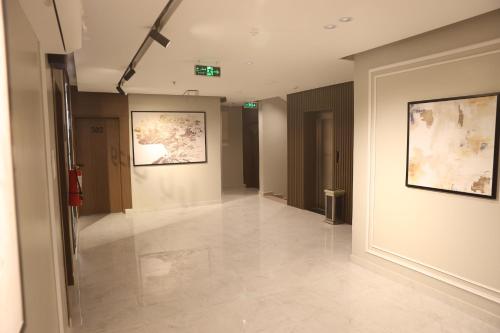 a hallway of an art gallery with paintings on the walls at لؤلؤ بارك للشقق المخدومة in Arar