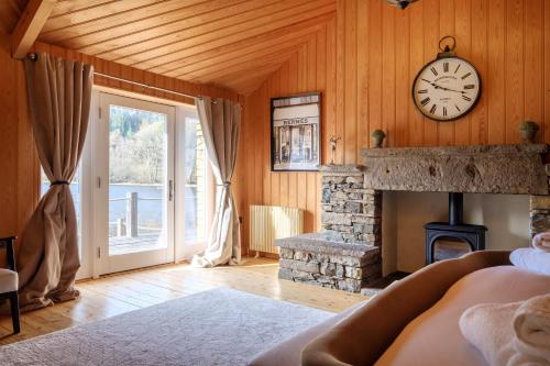 Postel nebo postele na pokoji v ubytování Lilymere Boat House
