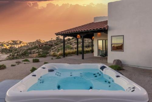 Fotografie z fotogalerie ubytování Boulder Surrounded Escape- ANOTHERdeserthouse v destinaci Yucca Valley