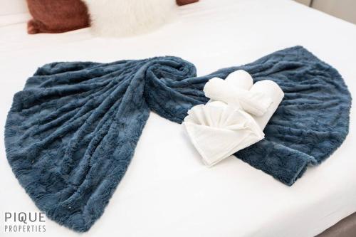 una manta azul con dos corazones en una mesa en Spacious Modern Suite - King Bed - Central - WiFi! en Edmonton