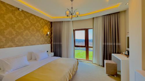 una camera da letto con un letto grande e una finestra di Green Roof Boutique Hotel & SPA Istanbul Airport a Terkos