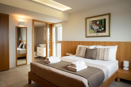 Kama o mga kama sa kuwarto sa Luxurious 6- Bed Private Villa in Heraklion Crete