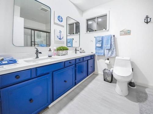 ein blaues Badezimmer mit WC und Waschbecken in der Unterkunft Large Monterey Bay house with free aquarium tix in Seaside