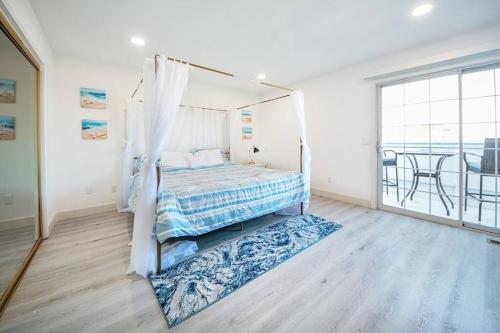 ein Schlafzimmer mit einem Bett und einem großen Fenster in der Unterkunft Large Monterey Bay house with free aquarium tix in Seaside