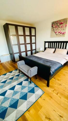 a bedroom with a large bed and a rug at Gesamte Wohnung in Zurich in Kloten