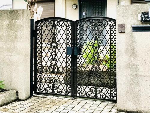 a black gate in front of a house at 8-17 Nomura Motomachi - House / Vacation STAY 1894 in Hirakata