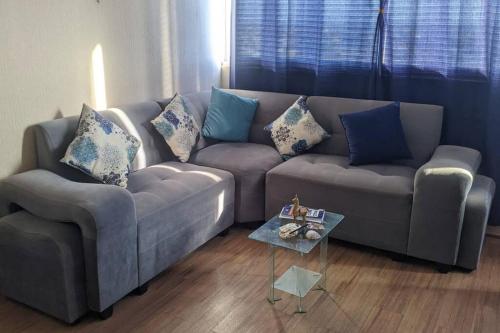 sala de estar con sofá y mesa en Apartamento en Piura - Perú en Piura