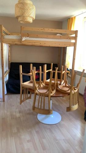 - un ensemble de chaises assises sous un lit superposé dans l'établissement Logement à proximité des télécabines et en face du parc des thermes, à Luchon