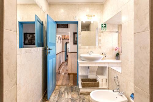 a bathroom with a blue door and a sink at Algarve Quinta Estacao Alcantarilha Casa 1 e 2 in Alcantarilha