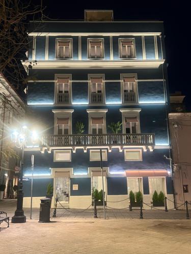 een zwart-wit gebouw met een balkon in de nacht bij WALLURE - Tickled Hotel & Wellness in Olbia