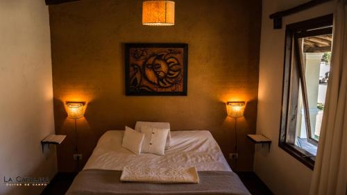 Een bed of bedden in een kamer bij La Catalina Suites de Campo
