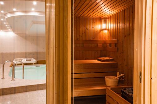 a bathroom with a sauna with a tub at Villa Lilith Smart in Fertőrákos