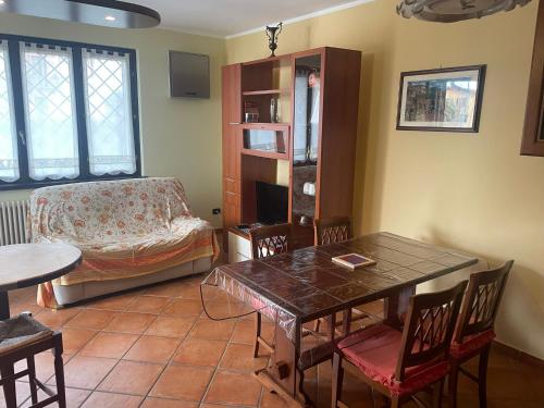 een woonkamer met een tafel en een bank bij Casa Gatti: villa con giardino con accesso indipendente in Rivanazzano