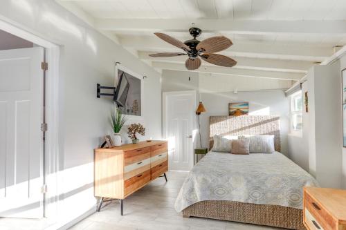 Un pat sau paturi într-o cameră la Bright Home with Sauna and Deck 1 Mi to Dtwn Stuart!