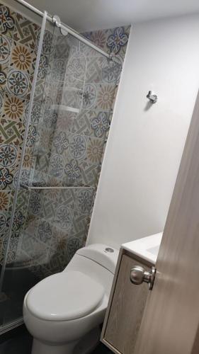 a bathroom with a toilet and a shower at apartamento vacacional Salento Quindío in La Alameda