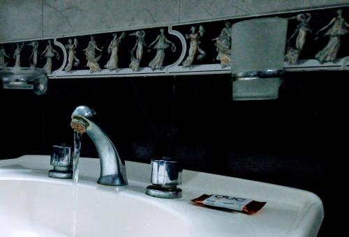 a bathroom sink with a faucet and drinking water at EL CONDADO in San Clemente del Tuyú