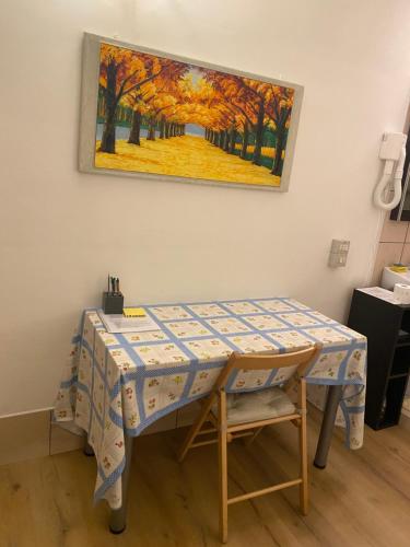 une table dans une pièce ornée d'une peinture murale dans l'établissement Summer's House, à Castelfranco Veneto