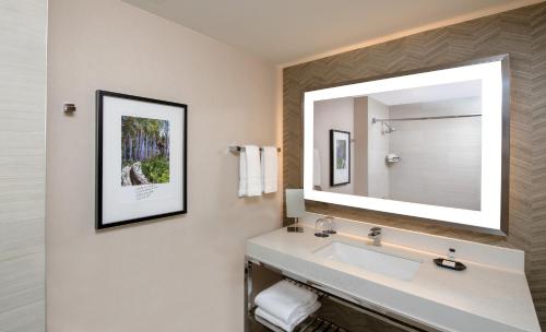uma casa de banho com um lavatório e um espelho em Sheraton Grand Seattle em Seattle