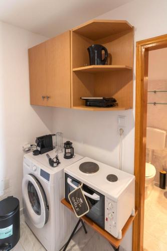 Dapur atau dapur kecil di Beachside Apartment-2