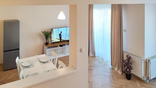 Μια τηλεόραση ή/και κέντρο ψυχαγωγίας στο FilinHome Brankovica Suite