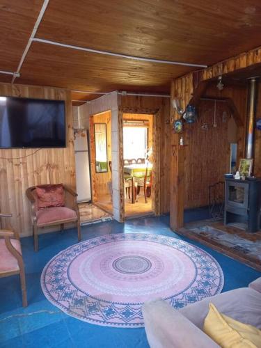 uma sala de estar com um grande tapete no chão em Pichilemu, a 200mts de la playa. em Pichilemu
