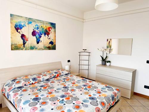 1 dormitorio con 1 cama y una pintura en la pared en Il Fienile di Manerba, en Manerba del Garda