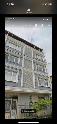 una schermata di un edificio con una sua foto di Yeniköy home a Istanbul