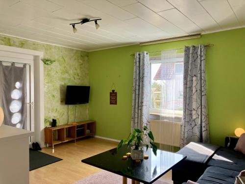 ein Wohnzimmer mit einem Sofa und einem Tisch in der Unterkunft Casa Pippi Lotta in Gießen