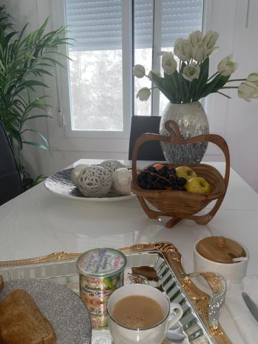 um balcão de cozinha com uma tigela de pão e um vaso de flores em Apartamento Ferrer Gutierrez II em Barbastro