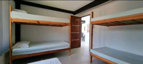 Zimmer mit 2 Etagenbetten und einem Spiegel in der Unterkunft Finca de recreo en Sopetrán in Sopetran