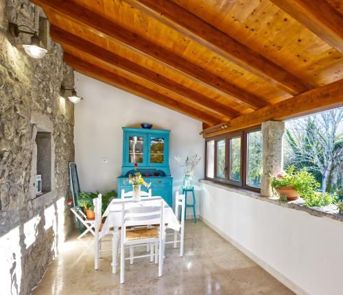a dining room with a table and some windows at Apartman studio Baladur in Roč