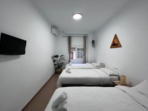 Postel nebo postele na pokoji v ubytování Naim Guest House Nerja