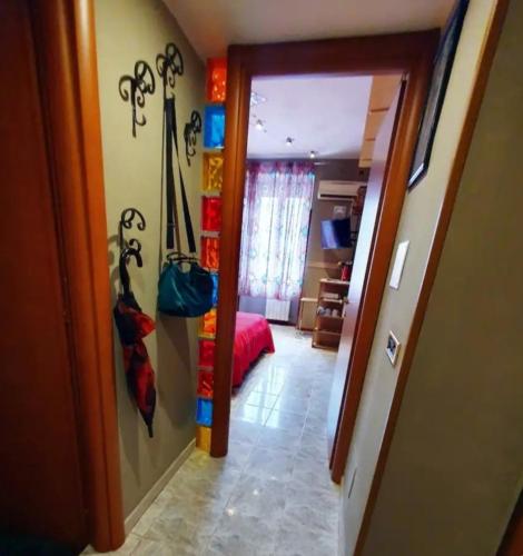 einen Flur mit einem Zimmer mit einem Bett und einer Tür in der Unterkunft Appartamento dentro Roma in Rom