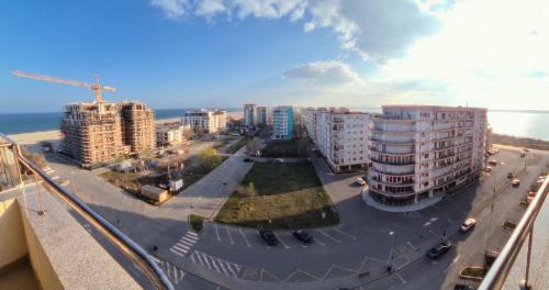 una vista aérea de una ciudad con edificios y el océano en SeaView Cancun Apartments Summerland Mamaia, en Mamaia