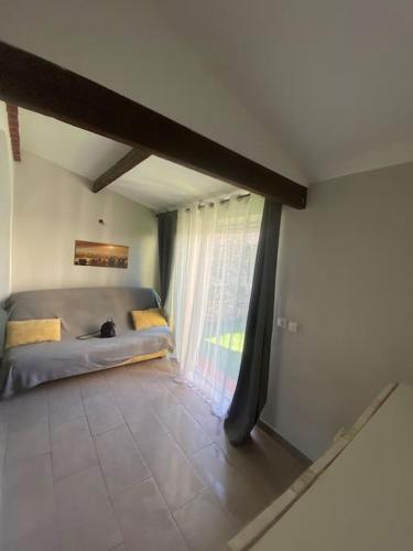 une chambre avec un lit et une grande fenêtre dans l'établissement Maison avec jardin, à Marseille