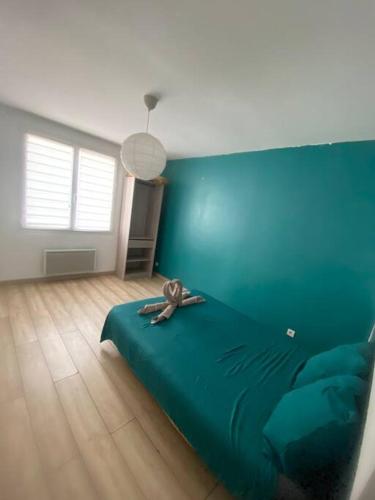 Cette chambre comprend un lit vert avec un singe. dans l'établissement Maison avec jardin, à Marseille