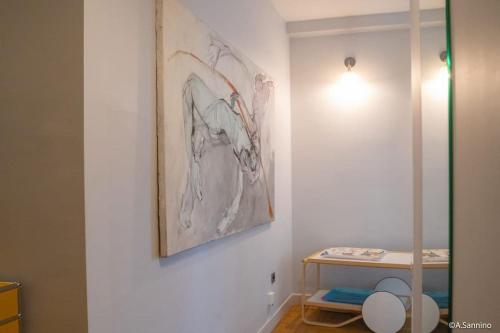 une peinture d'un cheval sur un mur blanc dans l'établissement Moderne 2 pièces en plein Paris au bord de Seine, à Paris