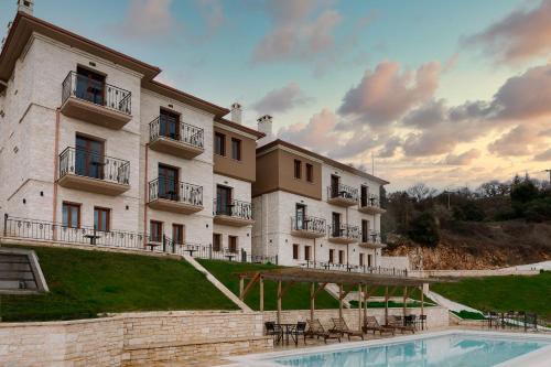 ein großes Gebäude mit Pool davor in der Unterkunft The View Hotel in Ioannina